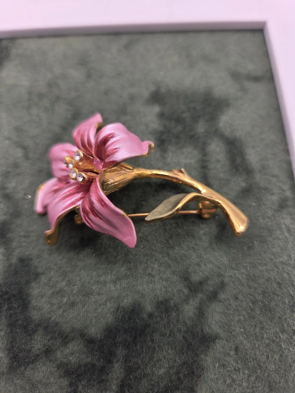 1525. Vintage Enamel Lilly Brooch / Pin